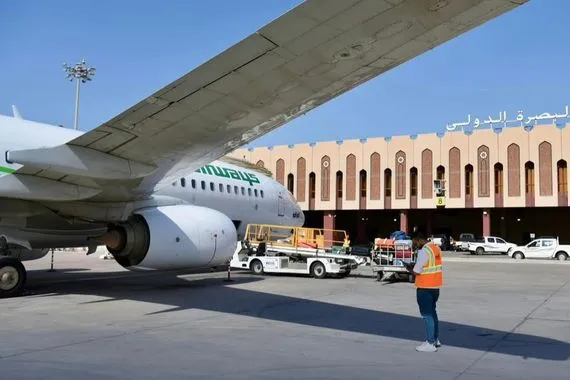 البصرة تستنفر لإغاثة 800 أجنبي عالق في المطار بسبب أزمة الطيران