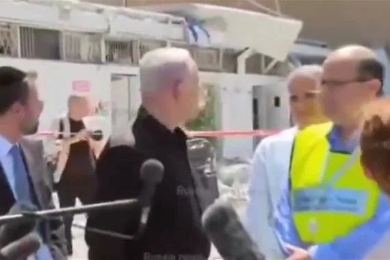 لحظة سريالية انهيار مبنى بحضور نتنياهو لموقع قصف سوروكا فيديو