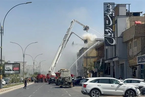 بمشاركة 10 فرق إطفاء الدفاع المدني بالنجف يباشر إخماد حريق مولدة كهرباء