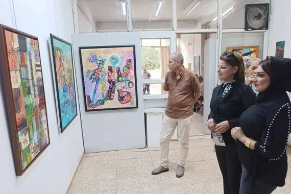 20 تشكيلية يشاركن بـ هنّ في معرضهنّ