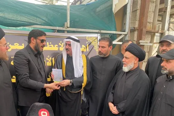 برئاسة الجابري وفد من مكتب السيد الصدر يكرم أحد الموكب بالأعظمية صور