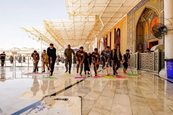 بالصور حملة تنظيف شاملة في المرقد العلوي بعد انتهاء خدمة المواكب بعاشوراء وكالة الانباء العراقية واع