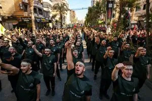 الحوثيون يهاجمون سفينة تجارية وحزب الله لدينا المرونة للتراضي