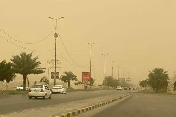عاصفة ترابية تضرب النجف