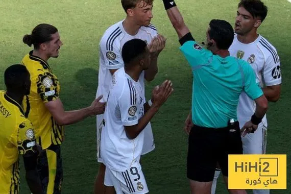 انقسام بين الجمهور بسبب طرد هويسين ضد دورتموند