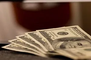 الدولار يتخطى حاجز 141 ألف دينار مجدداً في بورصات بغداد
