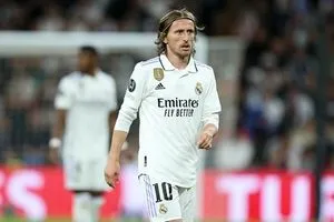 أليغري يضم مودريتش إلى نادي ميلان الإيطالي
