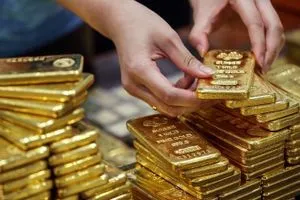 أسعار الذهب تتراجع عالميا