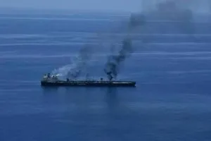 الحوثيون يعلنون غرق السفينة المستهدفة في البحر الاحمر ماجيك سيز بشكل كامل
