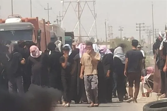 بالصور تظاهرات وغلق طريق رئيسي في ميسان