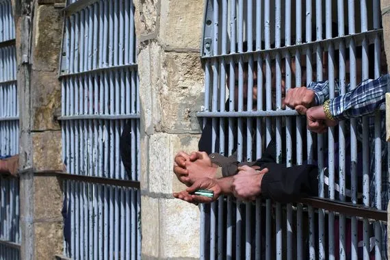 لجنة متابعة العفو العام تتفقد سجن التاجي للاطلاع على تنفيذ قرارات الإفراج