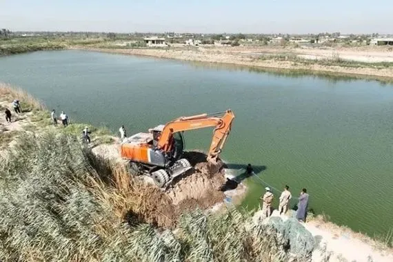قادة أمنيون يشرفون على ردم بحيرات تربية الأسماك في البصرة