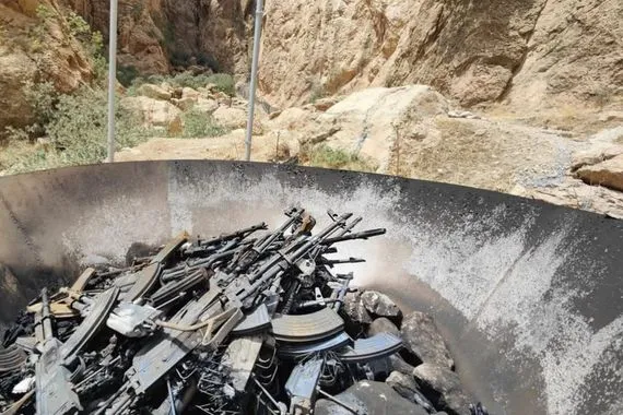 مشاهد من تسليم وحرق العمال الكردستاني أسلحته في العراق