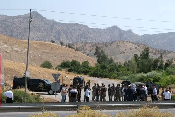بأول خطوة لإلقائها 30 مقاتلاً من حزب العمال يضرمون النار باسلحتهم قرب السليمانية شفق نيوز
