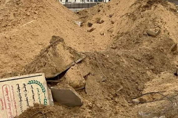 جريمة مروعة  جيش الاحتلال ينتهك حرمة الموتى في خان يونس قناة العالم الاخبارية