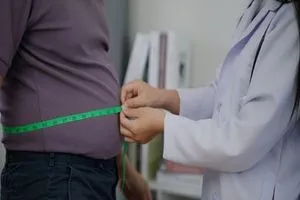 دواء جديد يمنع السمنة وأمراض الكبد رغم تناول الدهون والسكريات