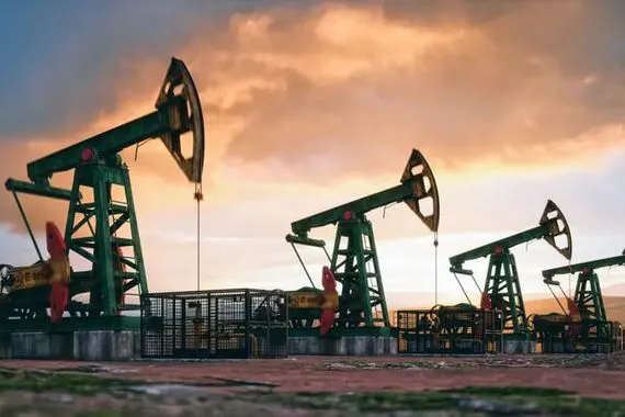 أسعار النفط تسجل مكاسب أسبوعية بدعم من بيانات الإمدادات وتوقعات السوق