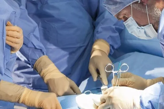 أطباء روس يجرون عملية استئصال نصف جسد لرجل مصاب بسرطان الجلد
