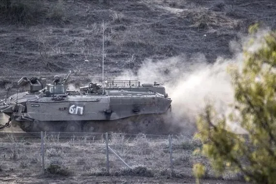 شاهد مقاوم فلسطيني يتحدى الموت ويهاجم دبابة إسرائيلية قناة العالم الاخبارية