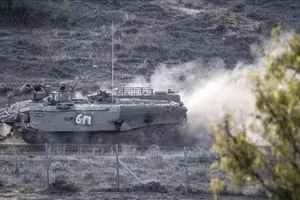 شاهد مقاوم فلسطيني يتحدى الموت ويهاجم دبابة إسرائيلية  قناة العالم الاخبارية