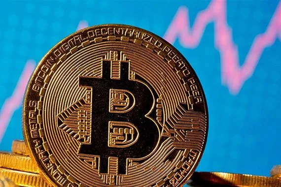 عملة البيتكوين تتجاوز حاجز 121 ألف دولار