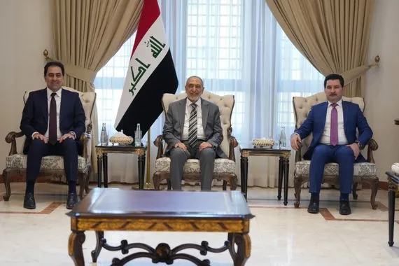 المشهداني يعقد اجتماعا استثنائيا مع نائبيه ويؤكد أهمية الالتزام بالسياقات القانونية والأداء النيابي المسؤول