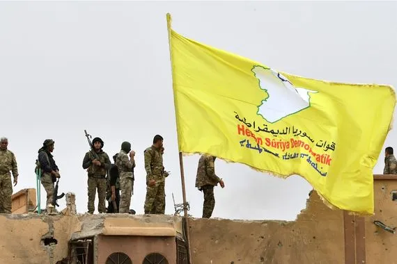 قسد تحشد قواتها في الرقة وسط توتر أمني ومخاوف من تصعيد مرتقب