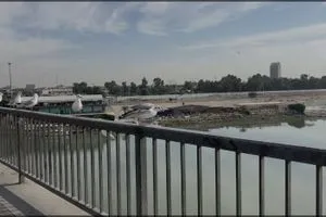 إنقاذ شخص رمى بنفسه من جسر وسط بغداد