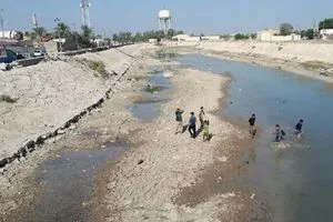 أهالي قرية في بابل يتظاهرون احتجاجاً على جفاف نهرهم وهلاك مزارعهم شفق نيوز