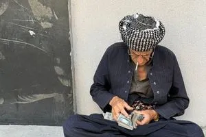 بالصور موظفو ومتقاعدو الإقليم خلال تسلمهم الرواتب