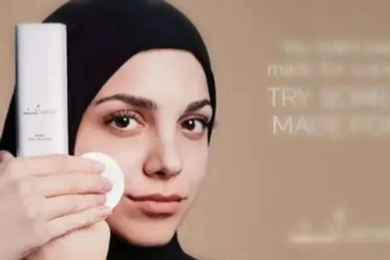 لبنانيون يدعون لمقاطعة منتج تجميل استخدم صورة امرأة بـ حجاب في إعلاناته شفق نيوز