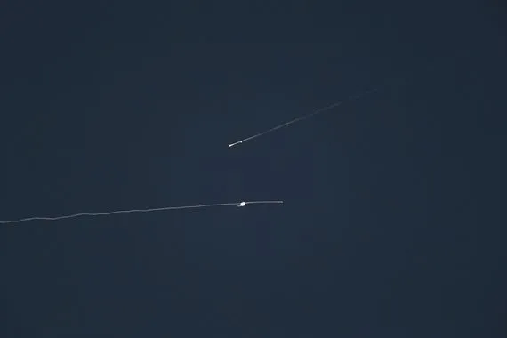 الجيش الإسرائيلي يرصد إطلاق صاروخ من اليمن وتقارير عن اعتراضه