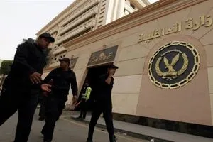 فيديو تعذيب يهز السوشال ميديا سلاسل وصعق كهربائي بسبب القمامة