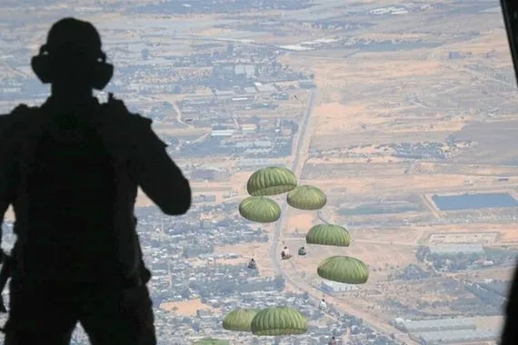 إصابات بسقوط مظلات مساعدات من الجو في غزة