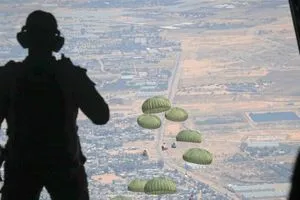 إصابات بسقوط مظلات مساعدات من الجو في غزة