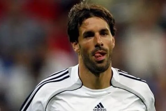 ذكرى تقديم نيستلروي كلاعب لريال مدريد