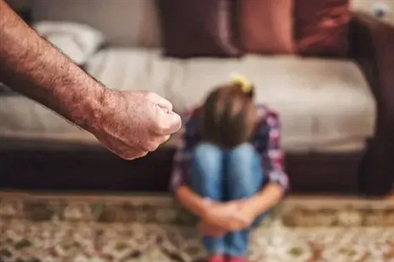 في العراق أب ينهي حياة ابنته لأنها فتحت الباب لأخيها المطرود