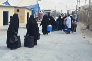 الكشف عن مغادرة 36 عائلة سورية لمخيم الهول صور شفق نيوز