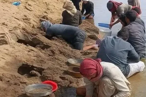 نبوءة الذهب نهر الفرات يكشف عن باطنه اللامع شفق نيوز