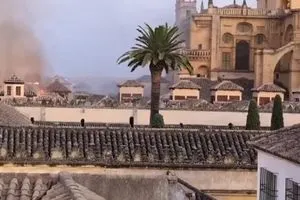حريق كبير يطال أعظم الأثار الإسلامية في إسبانيا صور وفيديو شفق نيوز