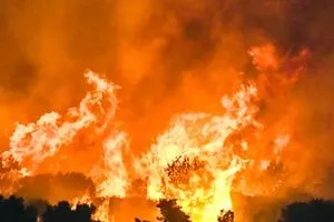 اليونان تكافح أكثر من 20 حريقا بكارثة استمرت لايام وكالة بغداد اليوم الاخبارية
