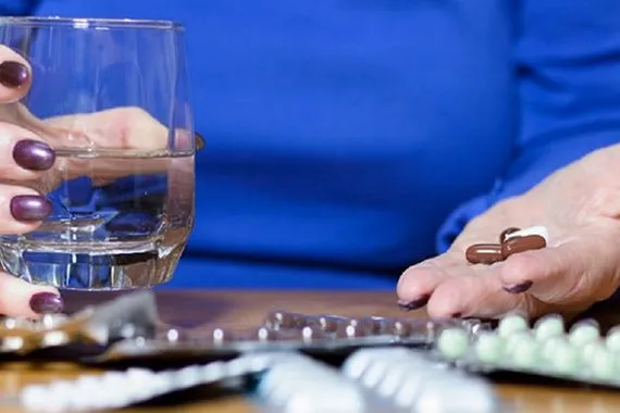 تحذيرات من مشروبات شائعة تفقد الأدوية فعاليتها