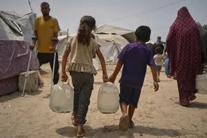 الاسوشيتد برس الحر والعطش يدفعان عائلات غزة لشرب مياه ملوثة