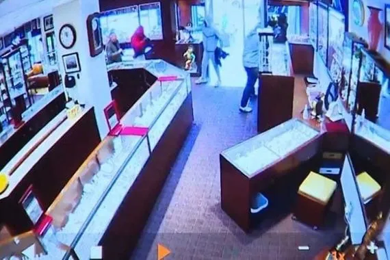لصوص يسرقون مجوهرات بقيمة 2 مليون دولار في سياتل بأقل من دقيقتين