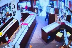 لصوص يسرقون مجوهرات بقيمة 2 مليون دولار في سياتل بأقل من دقيقتين