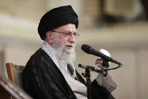 خامنئي نرفض الاذعان لأمريكا وعملاؤها يبحثون عن بديل للجمهورية الاسلامية