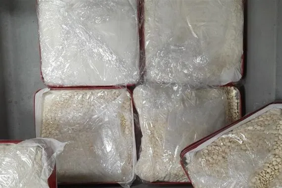 مخبأة في علب حلويات احباط تهريب 15 كغم من الحبوب المخدرة في مطار بيروت