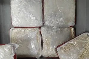 مخبأة في علب حلويات احباط تهريب 15 كغم من الحبوب المخدرة في مطار بيروت