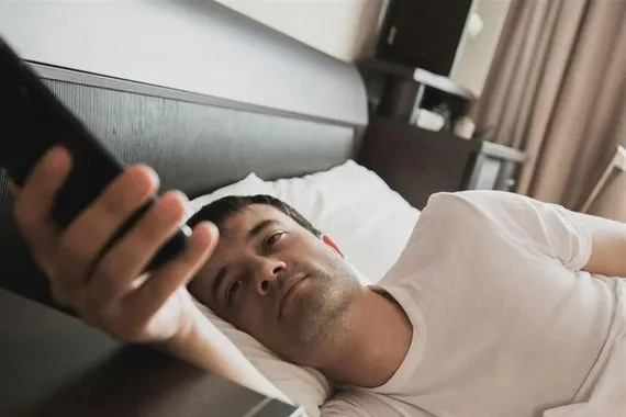 استخدام الهاتف فور الاستيقاظ من النوم له عواقب خطيرة هذه ابرزها