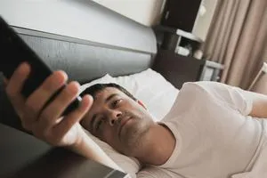 استخدام الهاتف فور الاستيقاظ من النوم له عواقب خطيرة هذه ابرزها